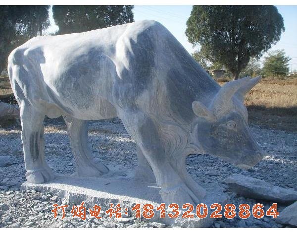 石雕吃草牛公园动物雕塑